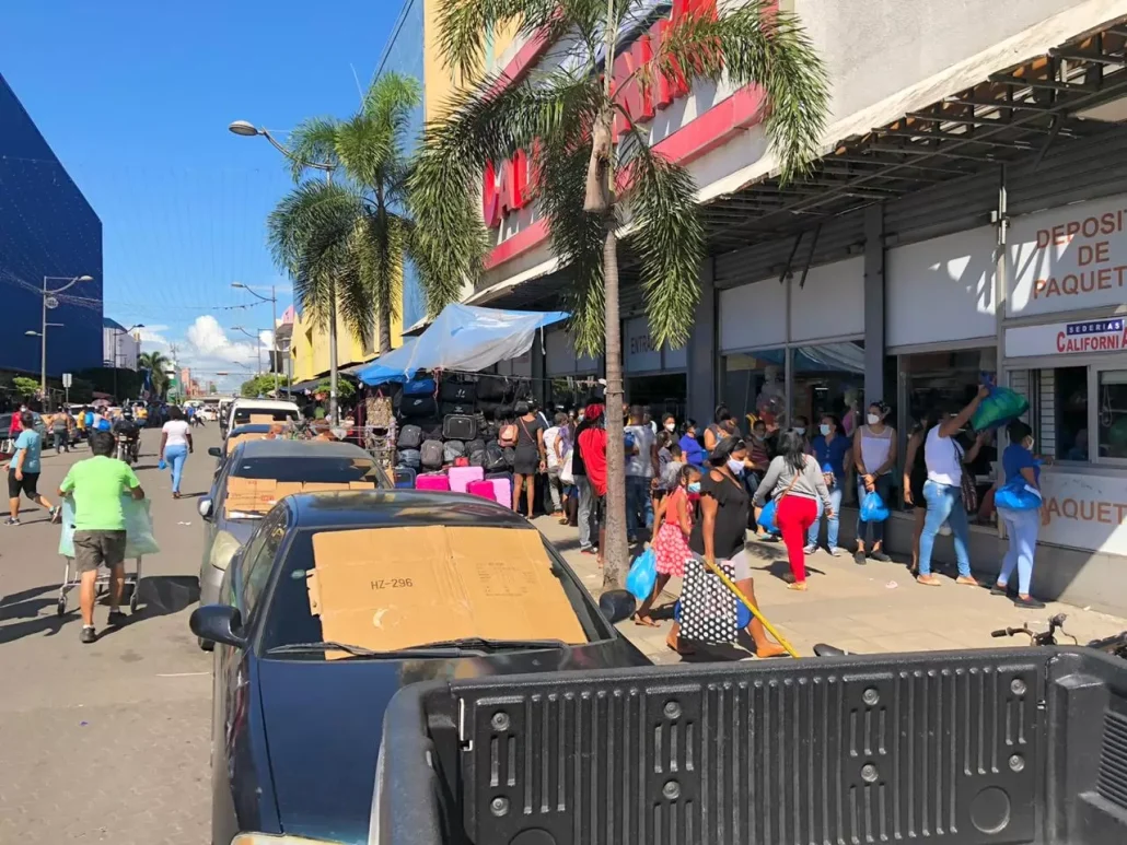 En el bullicioso corazón de Santo Domingo, la avenida Duarte, reconocida por sus innumerables tiendas y puestos de venta, enfrenta desafíos económicos tras la reciente Semana Santa.
