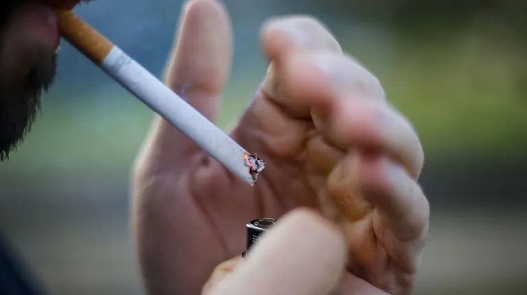 Prohibido fumar a menos de 5 metros de otras personas al aire libre en una ciudad de Italia