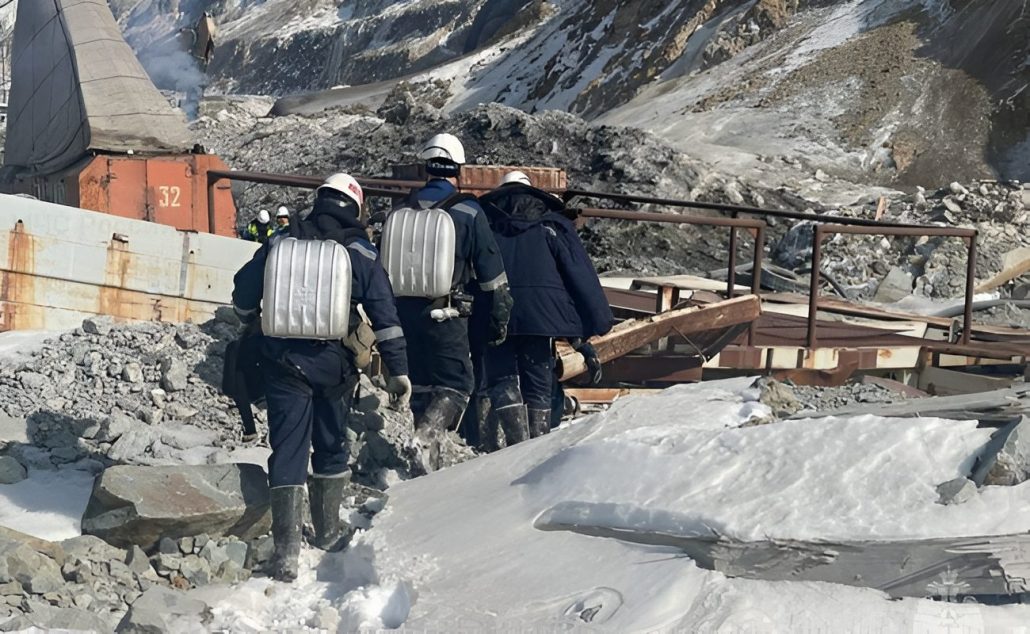 Dan por muertos 13 mineros atrapados en mina aurífera al este de Rusia