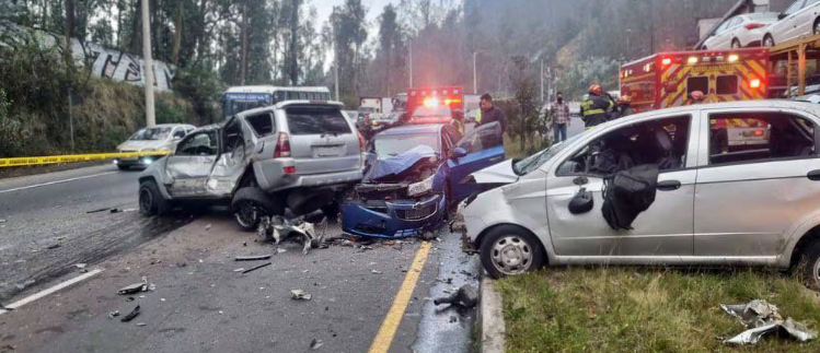 Al menos tres fallecidos y doce heridos en un accidente de tránsito en Ecuador