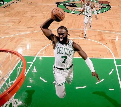 Los Celtics se aseguran el factor cancha y los Suns trepan al 'playoff'