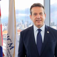 Ministro de MICM agradece a De Último Minuto por el  primer ejemplar impreso