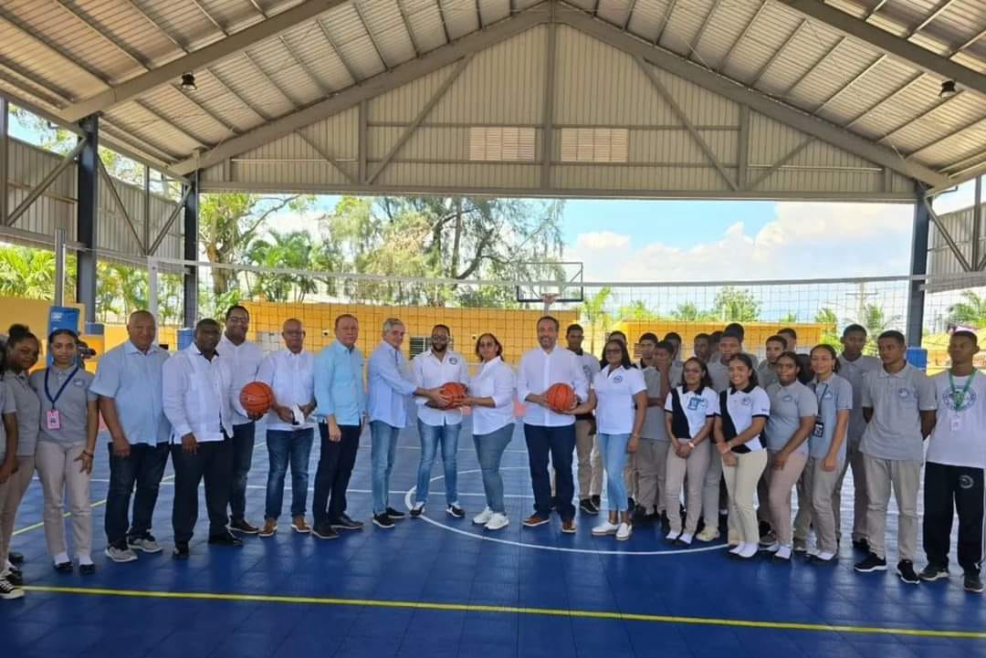 Ministerio de Educación entrega cancha techada en politécnico de Villa Altagracia - Noticias de hoy en República Dominicana | De Último Minuto