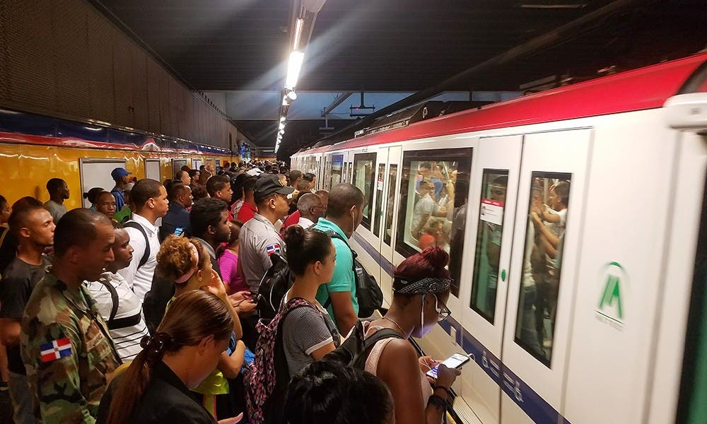 Caos en el Metro de Santo Domingo: Largas filas persisten en horas pico