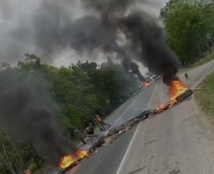 Ciudadanos protestan en demanda del arreglo de la carretera El Dajao-Chirino