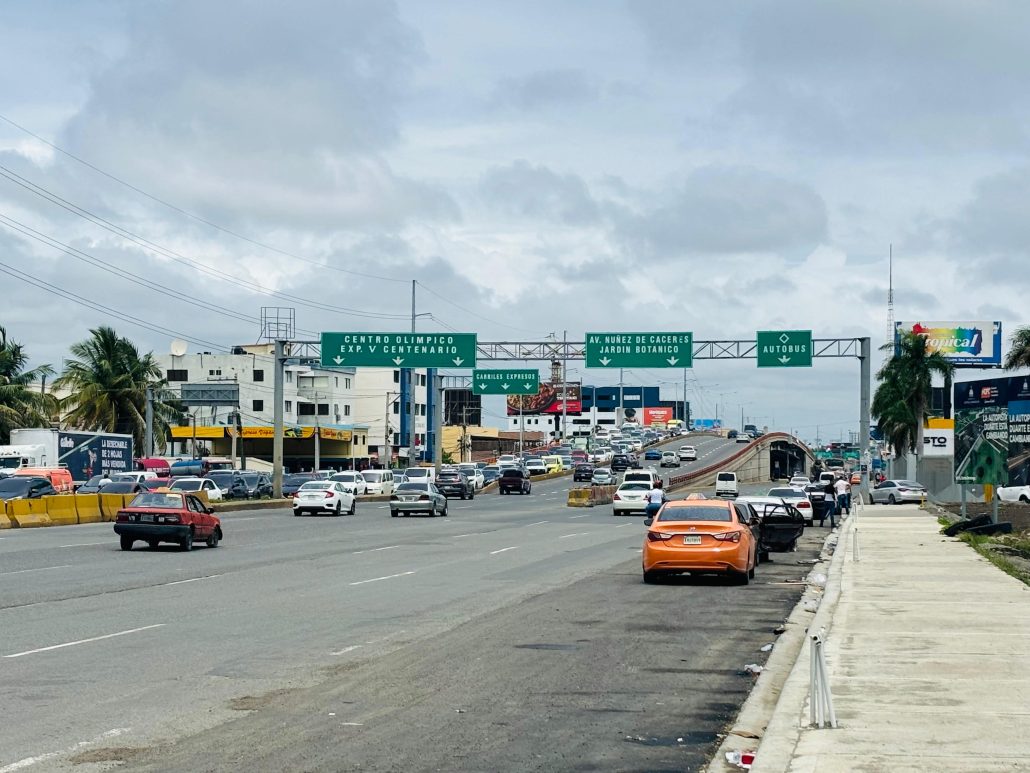 Retiran banderas políticas colocadas sin autorización en el KM 9 de la Autopista Duarte