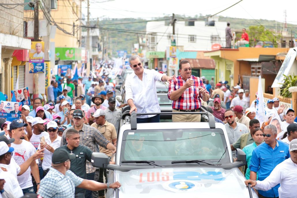 El candidato presidencial por el Partido Revolucionario Moderno (PRM), Luis Abinader, encabeza en estos momentos, una marcha caravana en Hato Mayor, junto a los candidatos a puestos congresuales de la provincia