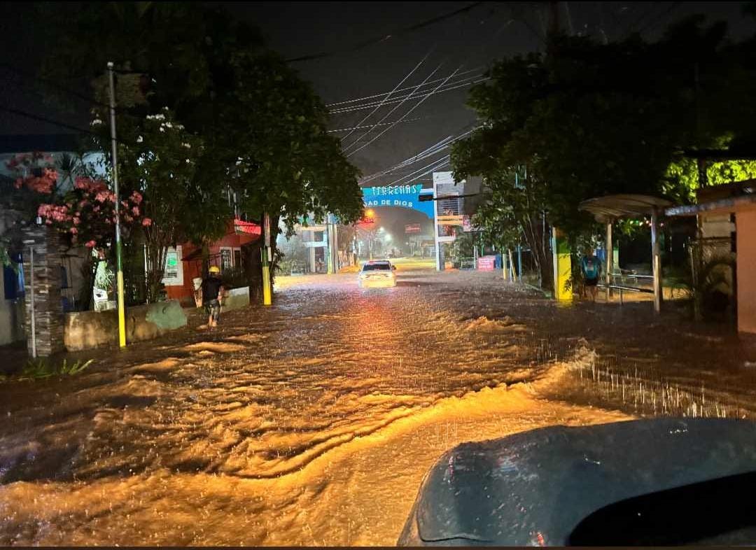 Inundaciones en Las Terrenas causan estragos tras intensas lluvias - Noticias de hoy en República Dominicana | De Último Minuto
