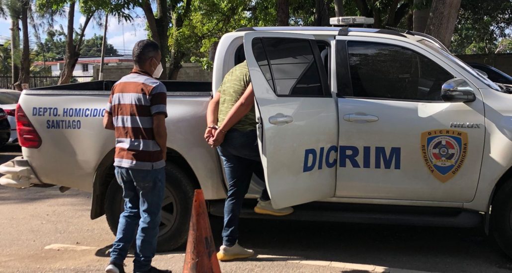 PN arresta dos hombres sustrayendo mercancías de una empresa de embutidos en Navarrete