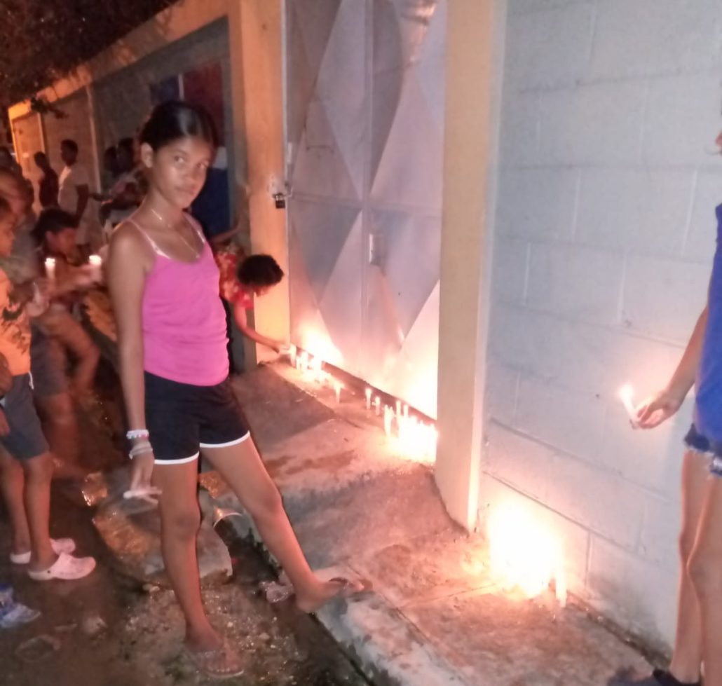 Realizan encendido de velas por precarias condiciones en escuela de El Factor en María Trinidad Sánchez