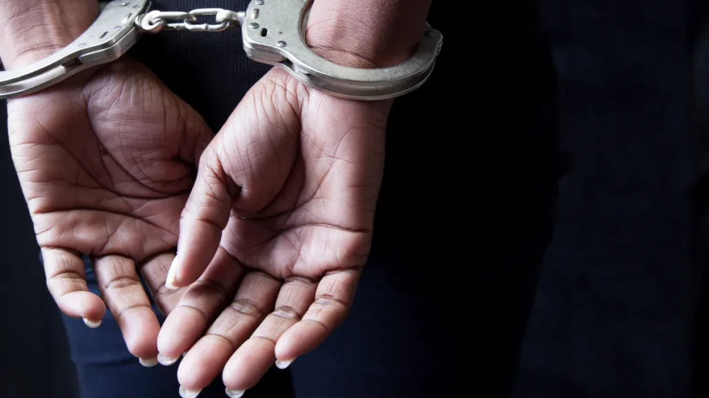 DICAT arresta a dos mujeres por extorsión y estafa electrónica