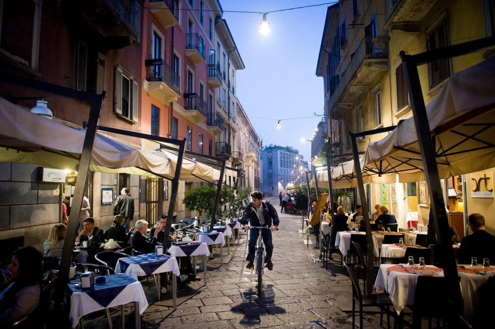 La ciudad italiana de Milán prohibirá comer por la calle desde medianoche