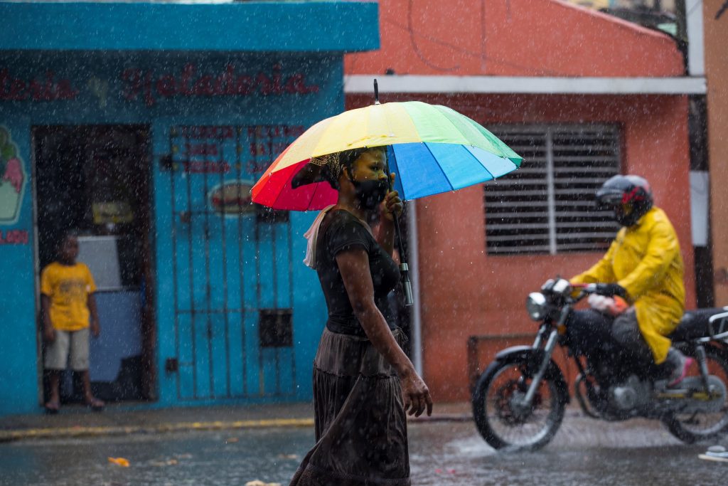 ¿Tienes tu paragua? Vaguada continuará generando aguaceros y tronadas este viernes