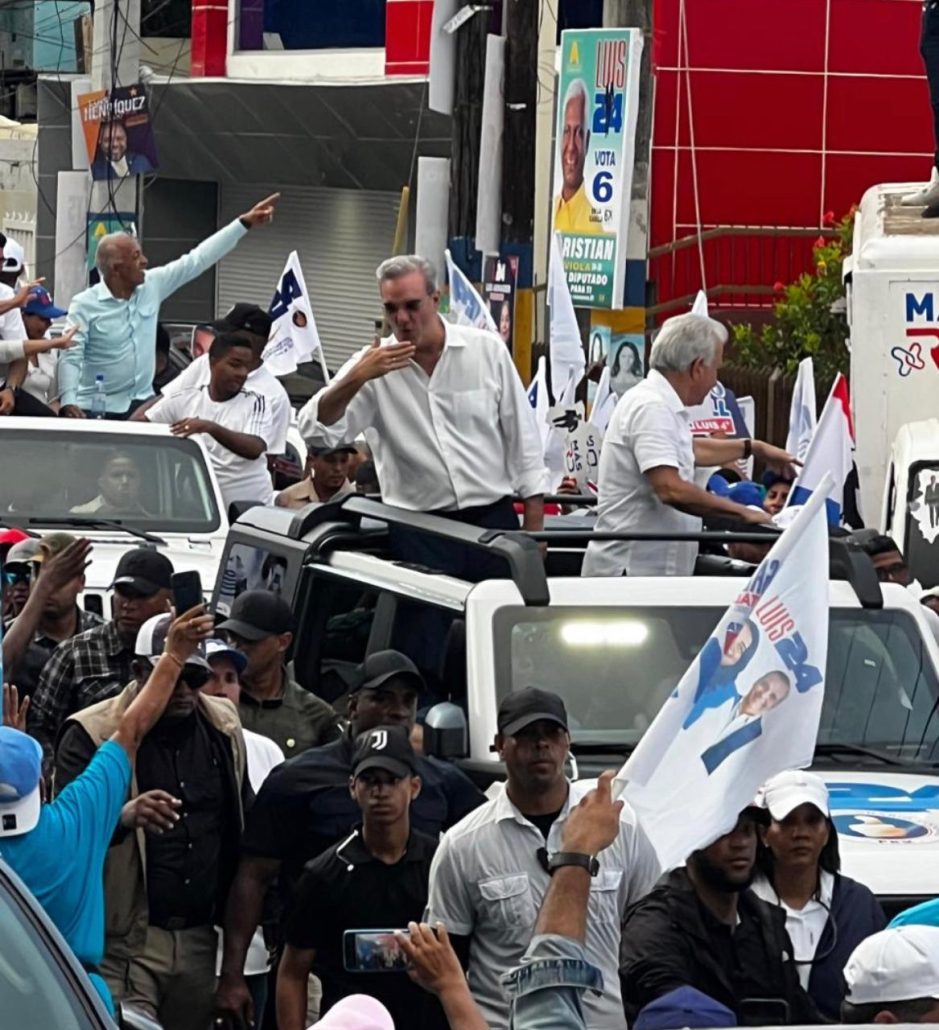 Luis Abinader recorre SDE en multitudinaria marcha caravana