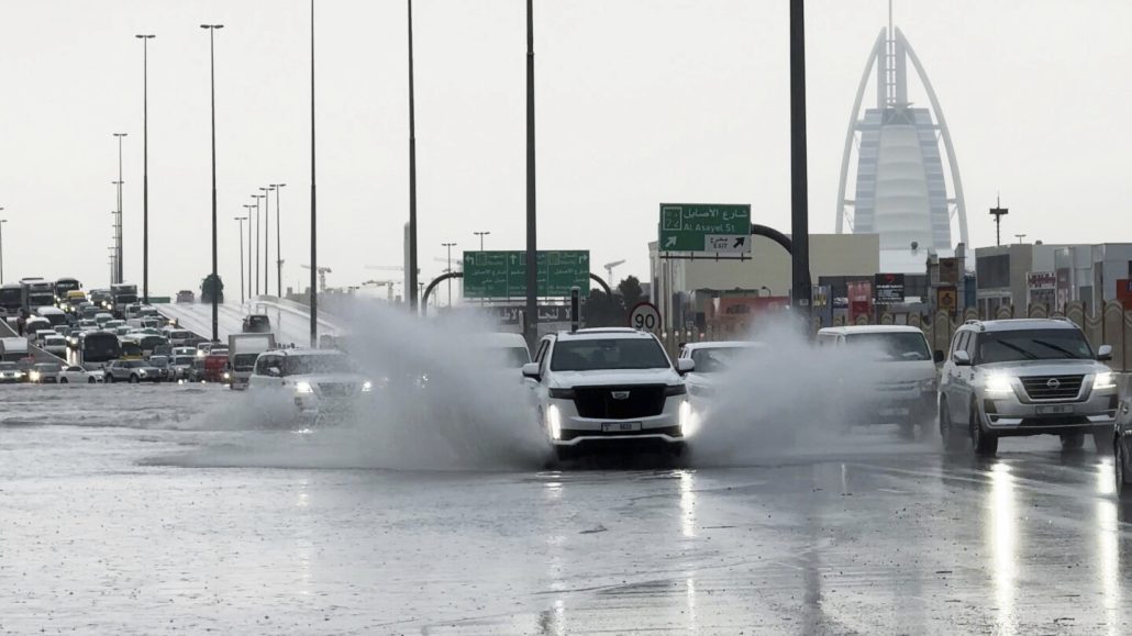 Fuertes lluvias azotan este martes Emiratos Árabes Unidos