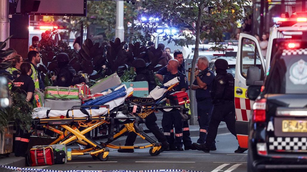 Al menos cinco personas mueren apuñaladas en centro comercial