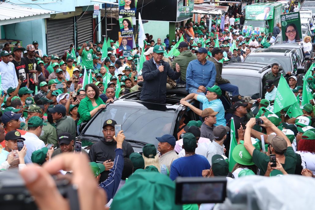 Desafiando la lluvia, Leonel Fernández juramenta nuevos miembros de la Fuerza del Pueblo en SDE - Noticias de hoy en República Dominicana | De Último Minuto