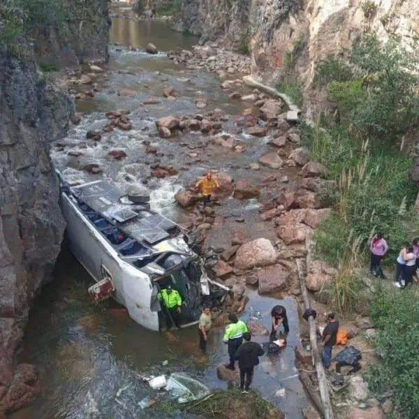 Al menos cuatro fallecidos y diez heridos al caer un autobús a un río en Ecuador
