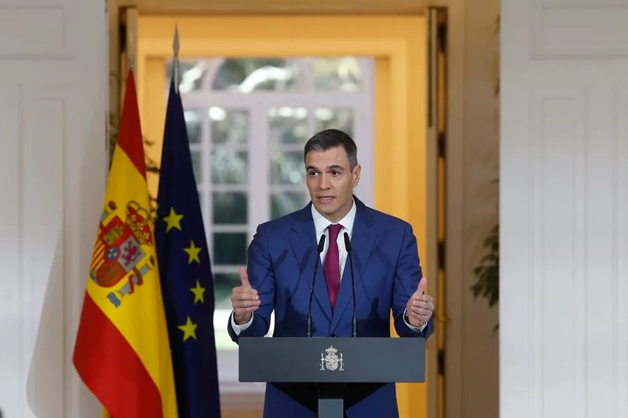 Pedro Sánchez ultima su decisión con todas las opciones abiertas y una ola de aliento socialista