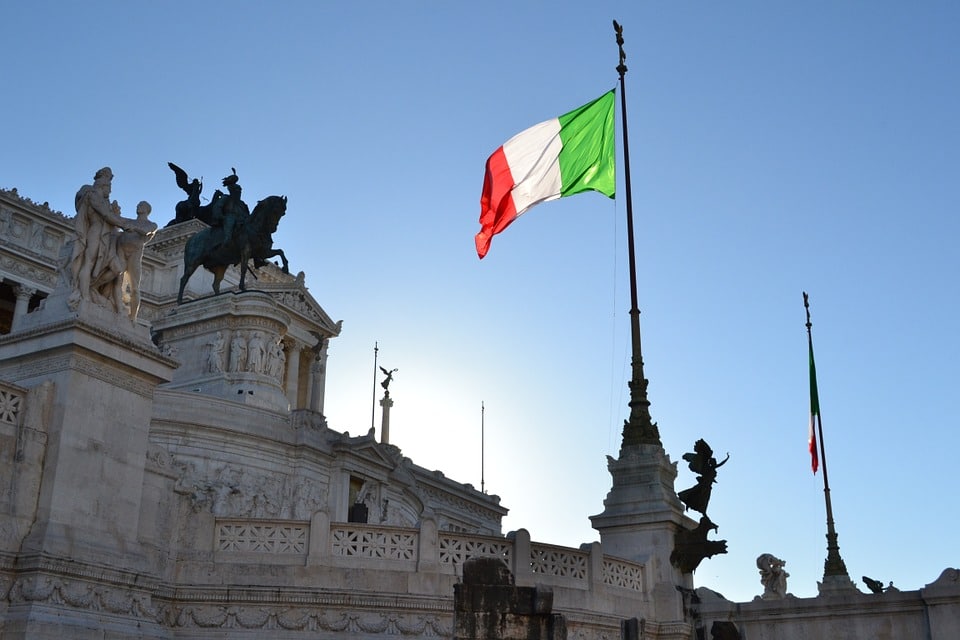 Gobierno italiano rebaja al 1% el crecimiento del PIB en 2024 y contiene aumento de deuda