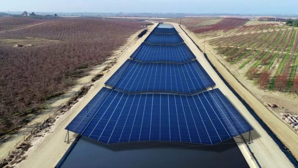 Primero India, ahora Estados Unidos está cubriendo sus canales de riego con millones de paneles solares