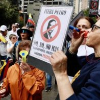 Una multitud desafía la lluvia en Bogotá para protestar contra el Gobierno colombiano - Noticias de hoy en República Dominicana | De Último Minuto