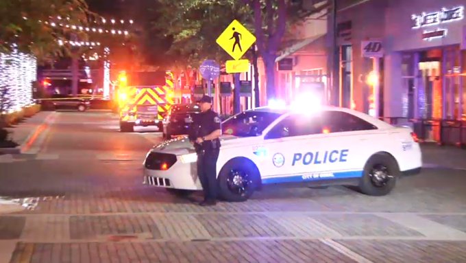 Dos muertos y al menos seis heridos en un tiroteo en un centro comercial de Miami