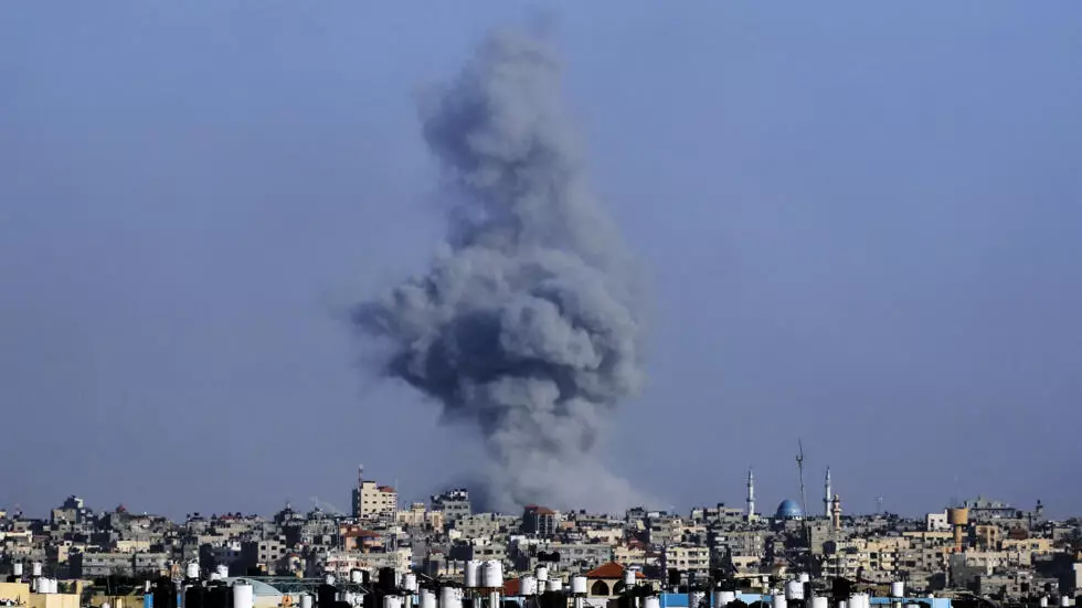 Unos 50 muertos en un ataque israelí sobre campamento de desplazados en Rafah