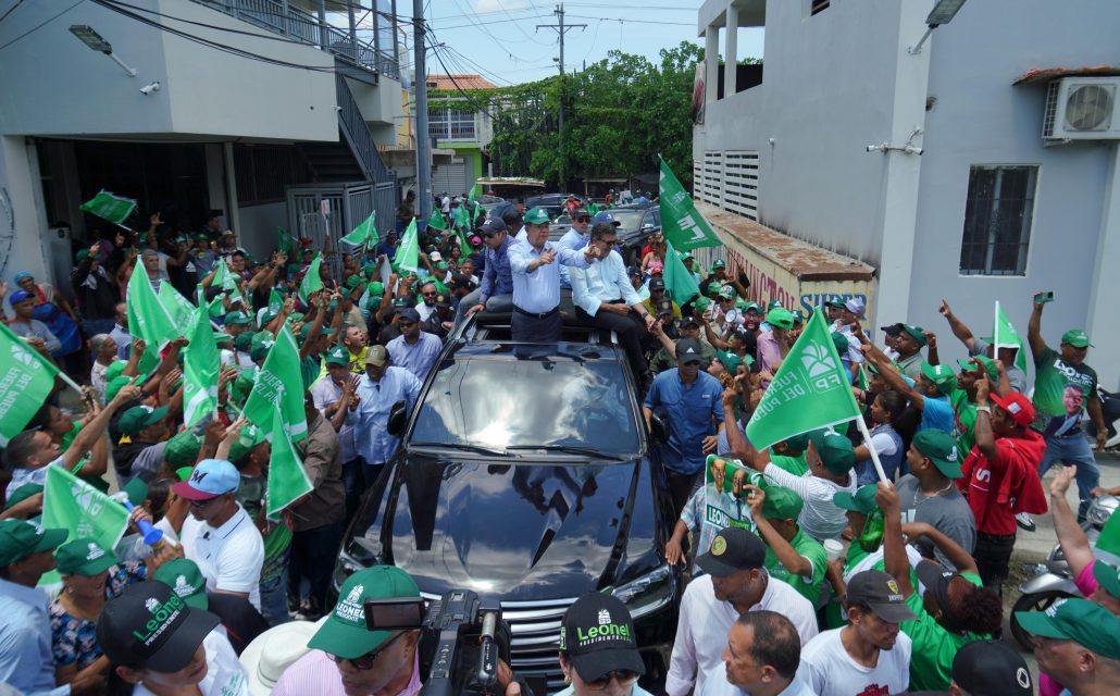 FP recibe gran respaldo de partidario en último tramo de campaña, asegura Leonel Fernández