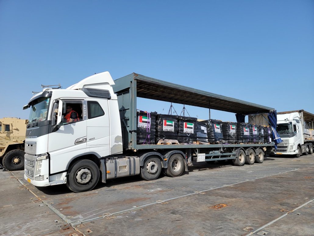 Atacan camiones que llevan ayuda humanitaria a Gaza