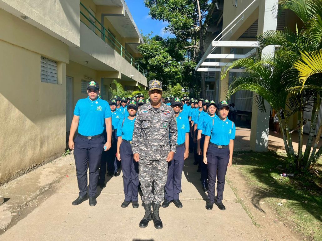 Estudiantes se juramentan como miembros del Servicio Militar Voluntario