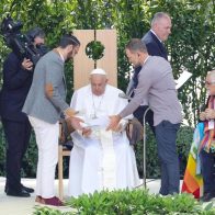 El papa abraza a un israelí y un palestino y denuncia la "derrota histórica" de la guerra