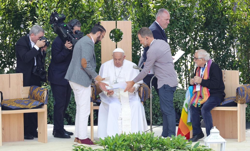 El papa abraza a un israelí y un palestino y denuncia la 