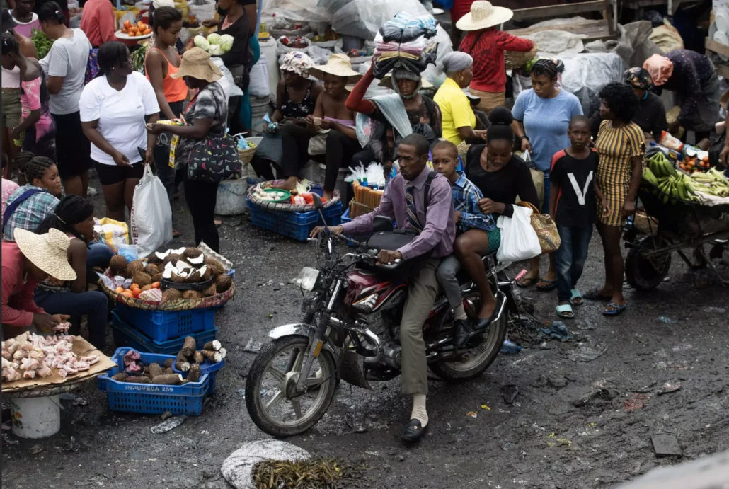 Vendedores y compradores llenan el mercado de Puerto Príncipe en medio de la basura