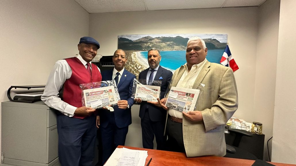 Personal del Consulado Dominicano en Nueva York recibe la segunda edición impresa de 