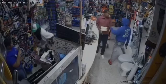 Cámaras de seguridad capta a desaprensivos robando ferretería a punta de pistolas en Higüey