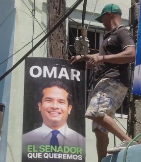 Omar Fernández retira afiches de campaña para convertirlos en casitas para perros