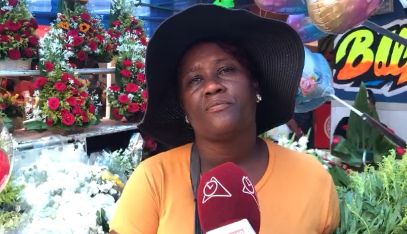 Escasez de clientes afecta a vendedores de flores antes del Día de las madres
