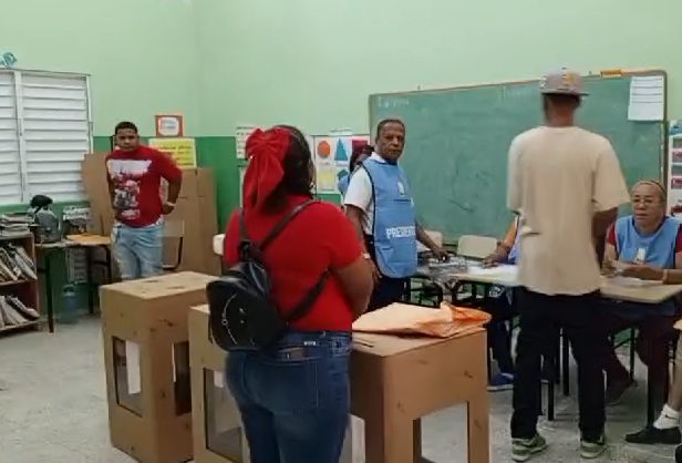 Votación en La Vega inicia a la hora establecida