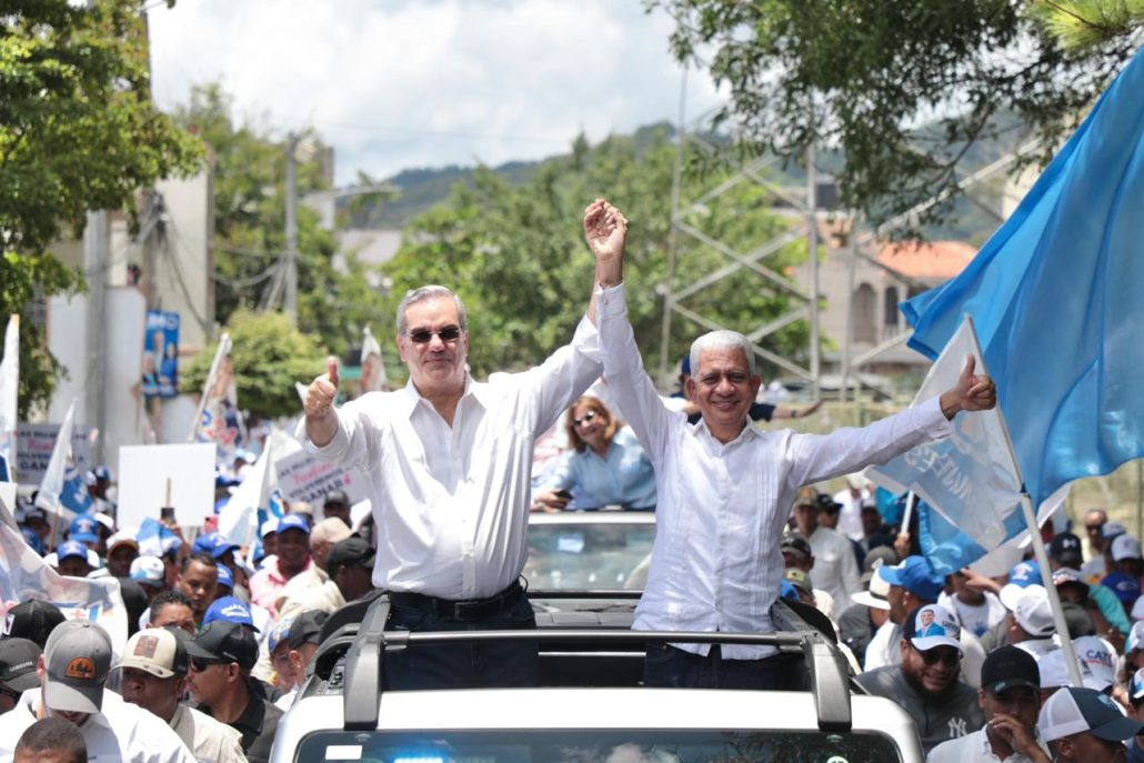 Luis Abinader encabeza multitudinaria marcha caravana en Cotuí