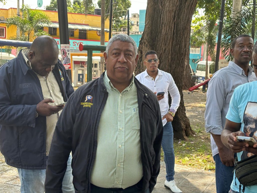 El presidente de los Derechos Humanos Sin Rostro, Eugenio Torres, solicito la destitución del director general de Servicios Penitenciarios y Correccionales (DGSPC), Roberto Hernández Basilio, durante una concentración llevada a cabo la mañana de este martes en el parque Braulio Álvarez del Distrito Nacional