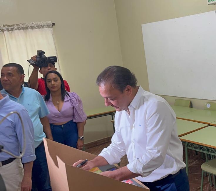 Abel Martínez ya votó y llama a la población a definir el futuro que quieren para RD