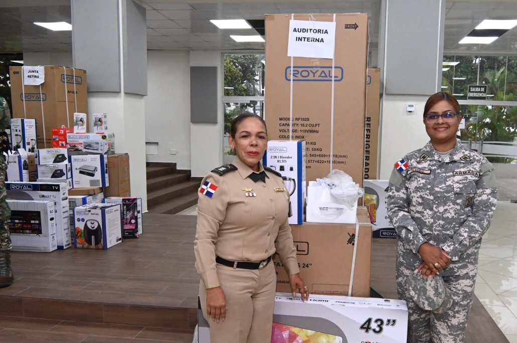 MIDE y ADEOFA entregan electrodomésticos a las madres militares en su día