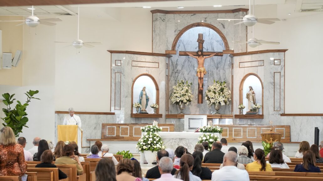 Feligreses celebran eucaristía en conmemoración al Día de Corpus Cristi