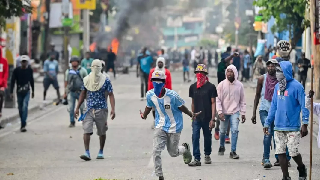 Bandas haitianas obligan a policías a abandonar sus puestos mientras Consejo Presidencial silencia