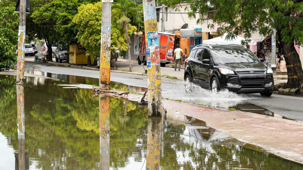 Aguas estancadas duran 5 días; residentes claman por solución en El Almirante