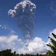 El volcán Ibu vuelve a entrar en erupción y lanza una gran columna de humo en Indonesia - Noticias de hoy en República Dominicana | De Último Minuto