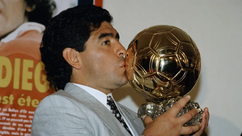 Herederos Maradona acuden Justicia francesa para que no se subaste Balón de Oro México'86