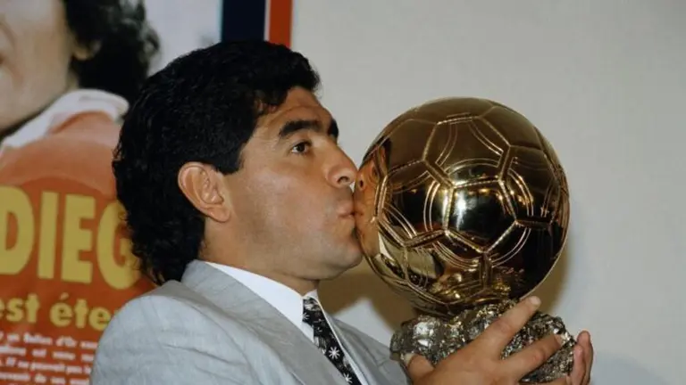 Un tribunal francés da luz verde a la subasta del Balón de Oro mundialista de Maradona