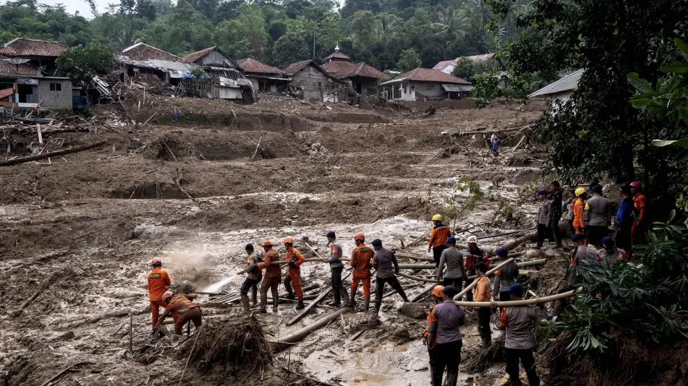Riadas con lava en Indonesia dejan al menos 59 muertos